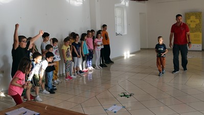 Održane radionice robotike i programiranja bez ekrana te radionice upravljanja dronovima u Stonu