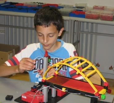Učenik na
Ljetnoj školi tehničkih aktivnosti u Nacionalnom centru tehničke kulture
u Kraljevici 2010.
