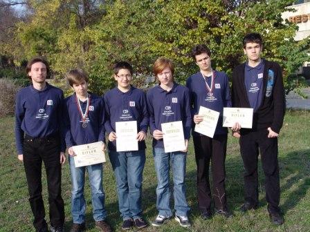 A. Bohr iz HSIN-a i juniorski tim: D. Bradač, B. Filipović, N. Pintarić, R. Benić; i A. S. Kurdija (stručni voditelj)